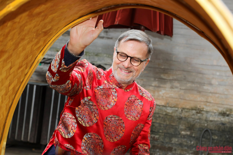 Đại sứ Pháp mặc áo dài trải nghiệm văn hóa Việt tại Văn Miếu -0