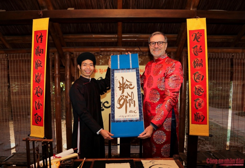 Đại sứ Pháp mặc áo dài trải nghiệm văn hóa Việt tại Văn Miếu -0