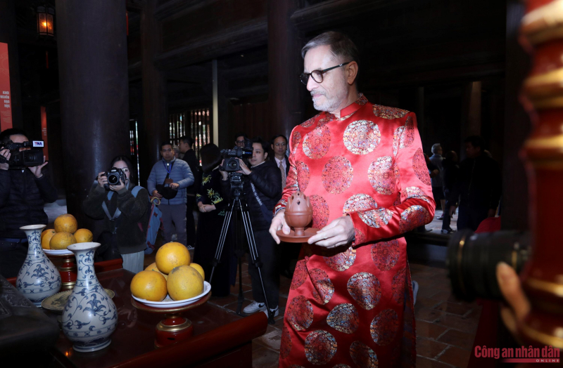 Đại sứ Pháp mặc áo dài trải nghiệm văn hóa Việt tại Văn Miếu -0