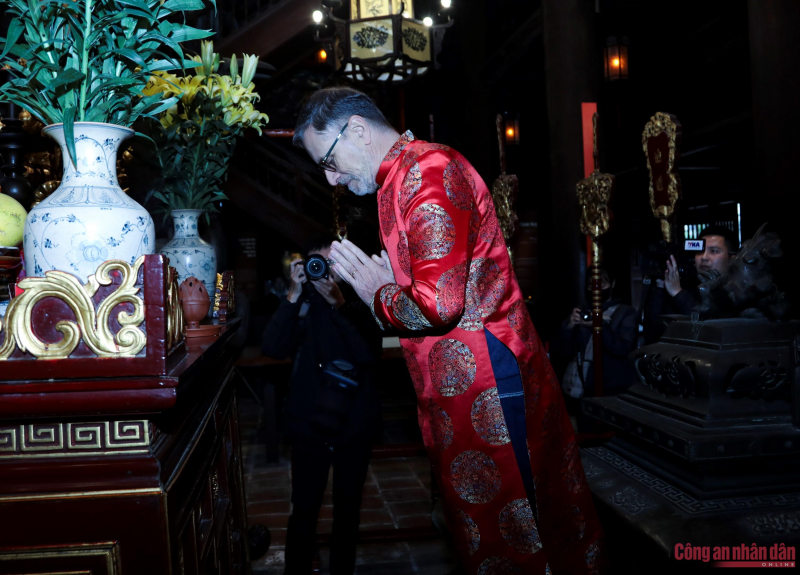 Đại sứ Pháp mặc áo dài trải nghiệm văn hóa Việt tại Văn Miếu -0