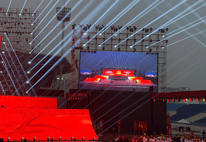 Người già - người trẻ - gia đình - dân văn phòng cùng hẹn nhau đi xem “concert pháo hoa quốc gia” -0