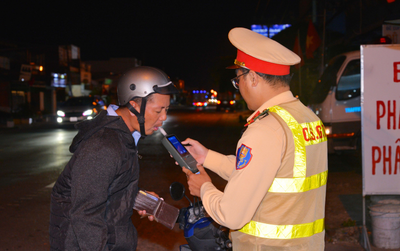 Xử lý nghiêm vi phạm nồng độ cồn để người dân vui Xuân, đón Tết an toàn -0