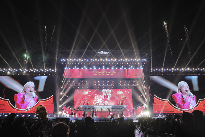 Phùng Khánh Linh tiếp nối hành trình rực rỡ “Giữa một vạn người” tại GENFest -0