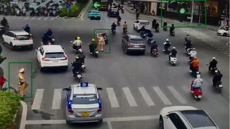 CSGT Hà Nội kịp thời hỗ trợ sản phụ đến bệnh viện an toàn -0