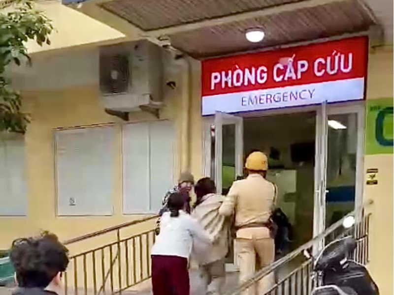 CSGT Hà Nội kịp thời hỗ trợ sản phụ đến bệnh viện an toàn -0