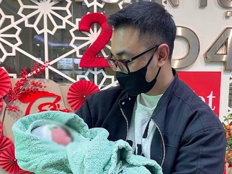 CSGT Hà Nội kịp thời hỗ trợ sản phụ đến bệnh viện an toàn -0