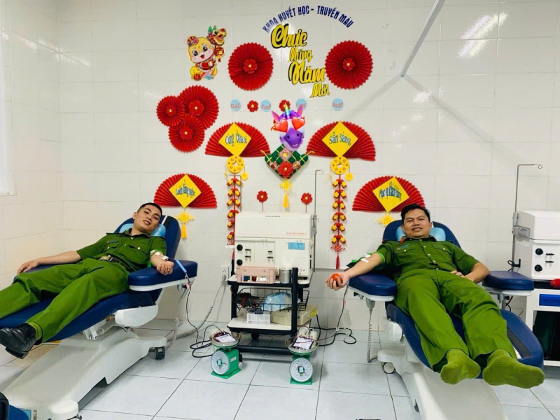 Quảng Ngãi: Khẩn cấp qua tỉnh bạn, Công an xã truyền máu cứu nhiều công dân mình -0