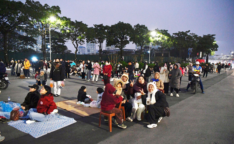 Nóng nhất Hà Nội hôm nay: Người già - người trẻ – gia đình – dân văn phòng cùng hẹn nhau đi xem “concert pháo hoa quốc gia” -0