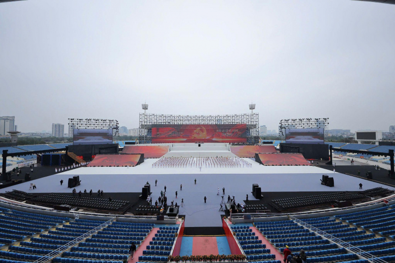 Người già - người trẻ - gia đình - dân văn phòng cùng hẹn nhau đi xem “concert pháo hoa quốc gia” -1