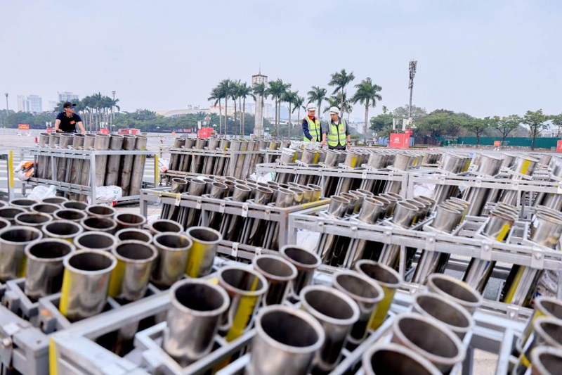 Người già - người trẻ - gia đình - dân văn phòng cùng hẹn nhau đi xem “concert pháo hoa quốc gia” -0