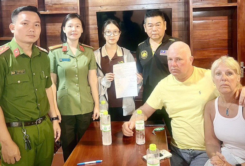 Công an đặc khu Phú Quốc hỗ trợ 2 du khách Anh nhận lại số tiền gần 300 triệu đồng -0