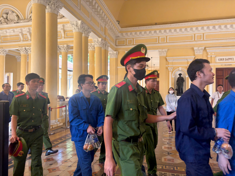 Tuyên án 15 bị cáo trong vụ án vận chuyển trái phép hơn 12.000 tỷ đồng qua biên giới -0