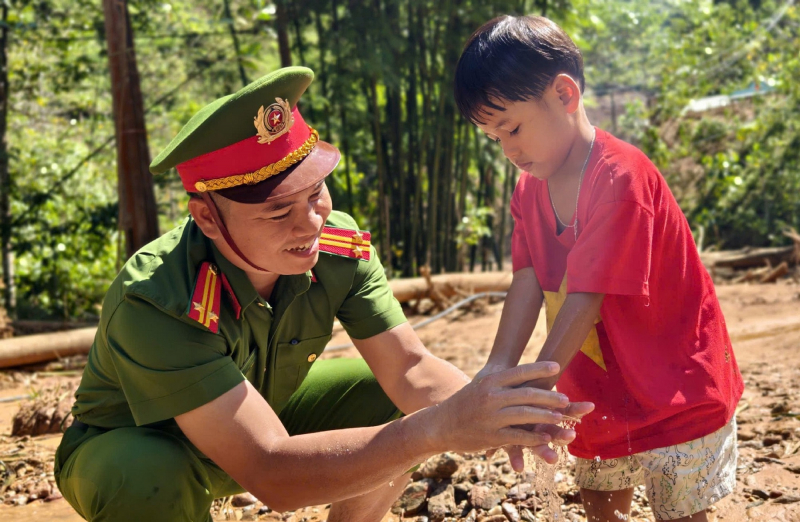 Những người lính bám cùng bản làng -0