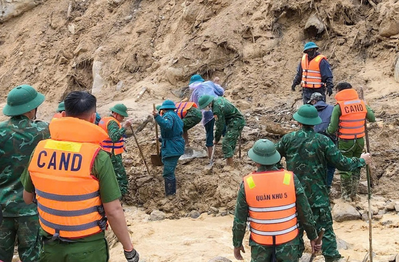 Những người lính bám cùng bản làng -0