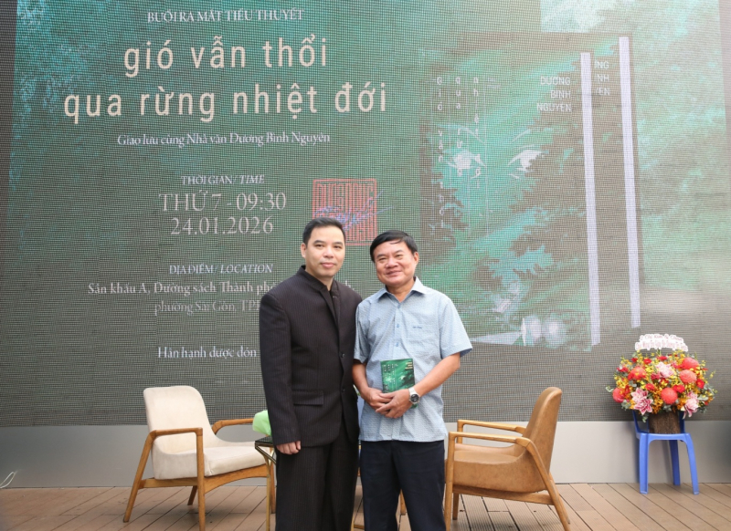 Tiểu thuyết “Gió vẫn thổi qua rừng nhiệt đới” ra mắt bạn đọc tại TP Hồ Chí Minh -1