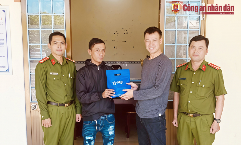 Công an xã ở Cần Thơ giúp 2 người dân nhận lại trên 5 tỉ đồng do chuyển nhầm -0