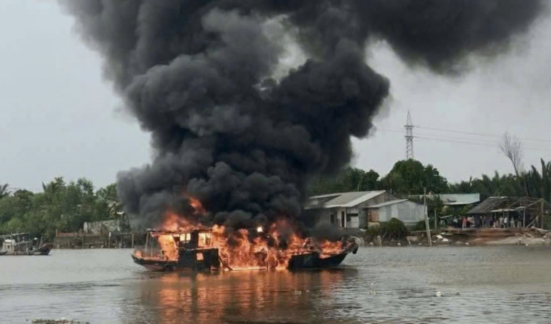 Nổ bình gas, ghe đang lưu thông trên sông Cần Giuộc bốc cháy ngùn ngụt -0