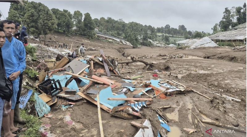 Lở đất kéo theo lũ quét tại Indonesia khiến hàng chục người mất tích -0