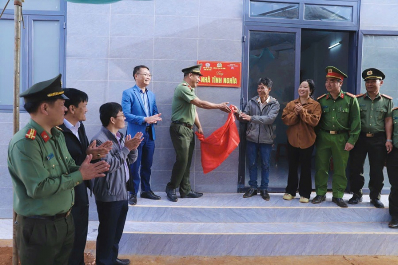 Công an Lâm Đồng trao “mái ấm nghĩa tình” cho người dân vùng biên trước thềm năm mới -0