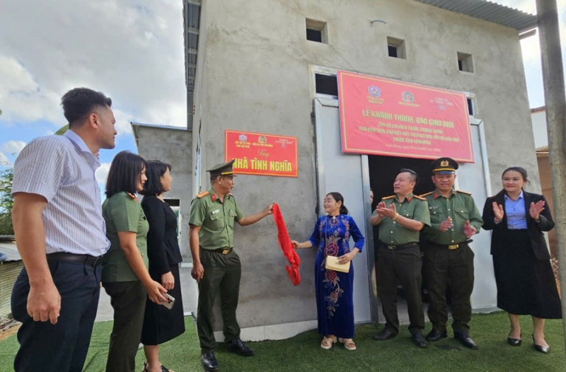 Công an Lâm Đồng trao “mái ấm nghĩa tình” cho người dân vùng biên trước thềm năm mới -0