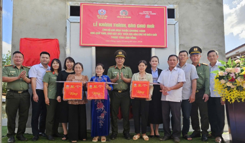 Công an Lâm Đồng trao “mái ấm nghĩa tình” cho người dân vùng biên trước thềm năm mới -0
