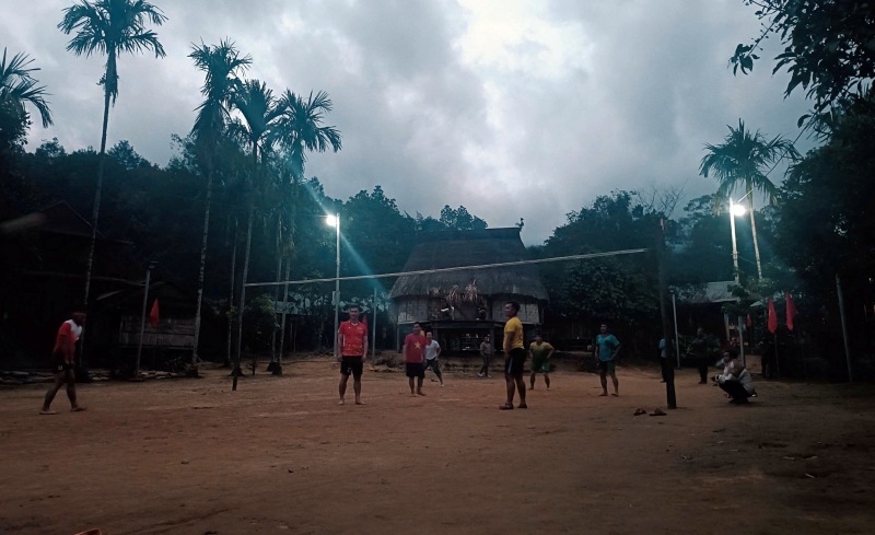 Đóng điện mặt trời phục vụ người dân Cơ Tu sống biệt lập trong rừng -0