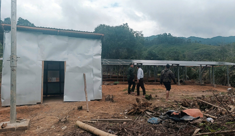 Đóng điện mặt trời phục vụ người dân Cơ Tu sống biệt lập trong rừng -0