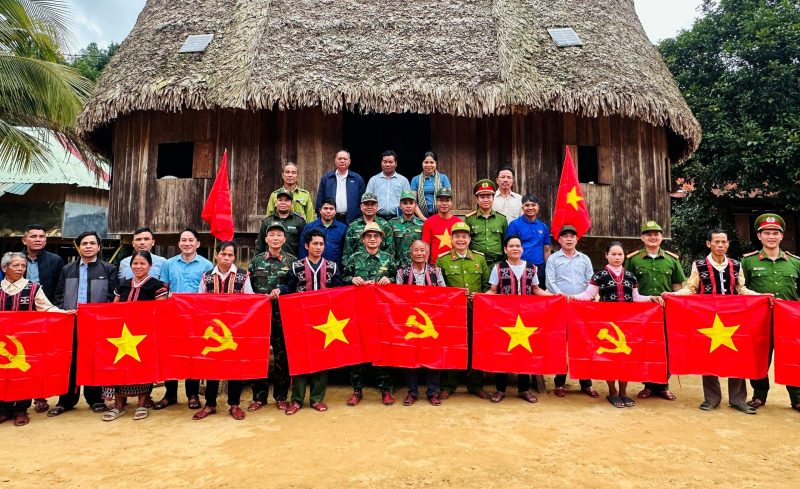 Đóng điện mặt trời phục vụ người dân Cơ Tu sống biệt lập trong rừng -0