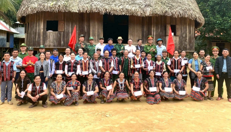 Đóng điện mặt trời phục vụ người dân Cơ Tu sống biệt lập trong rừng -0