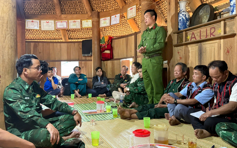 Đóng điện mặt trời phục vụ người dân Cơ Tu sống biệt lập trong rừng -0