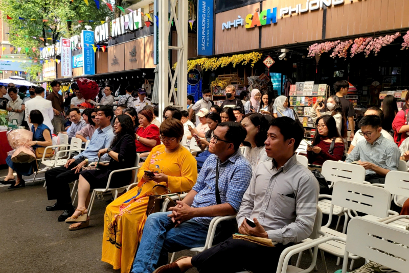 Tiểu thuyết “Gió vẫn thổi qua rừng nhiệt đới” ra mắt bạn đọc tại TP Hồ Chí Minh -6