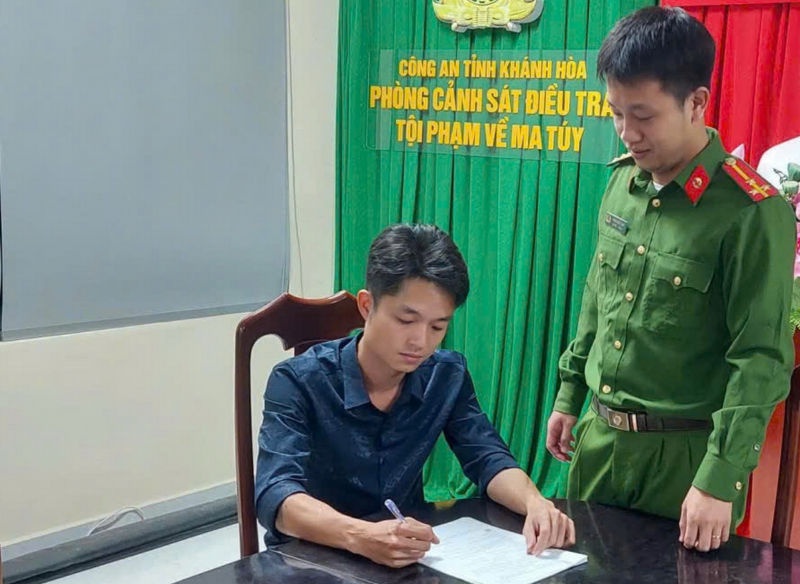 Một đối tượng trốn nã ra trình diện sau khi đọc được thư kêu gọi đầu thú -0