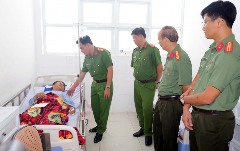 Thăm hỏi, động viên CBCS bị thương trong lúc làm nhiệm vụ -0