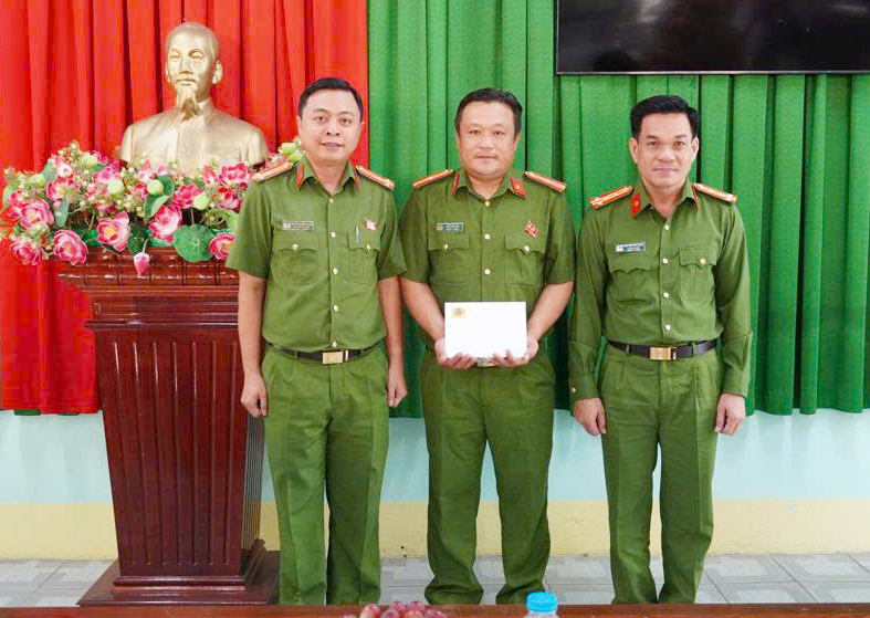 Thăm hỏi, động viên CBCS bị thương trong lúc làm nhiệm vụ -0