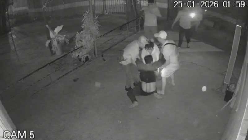 TP Hồ Chí Minh: Điều tra vụ một thanh niên bị nhóm người lao vào đánh dã man lúc nửa đêm  -1