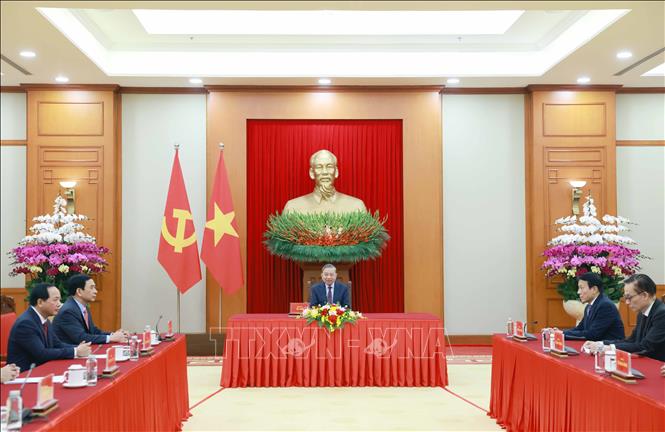 Russian President congratulates Vietnamese Party leader during phone talks -0