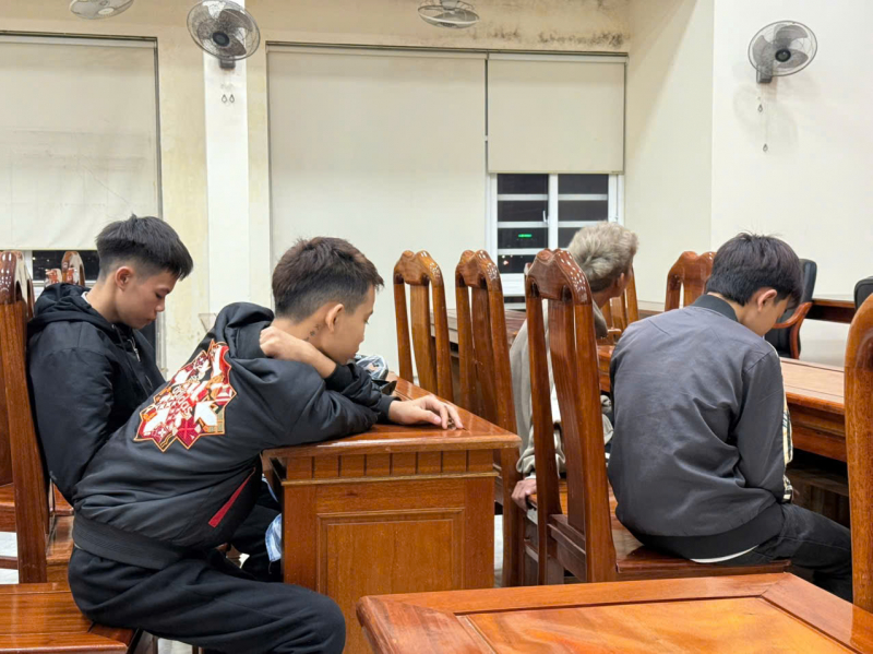 Triệu tập 12 đối tượng, khởi tố vụ án liên quan đến 3 nạn nhân tử vong trên đường phố Đồng Hới -0