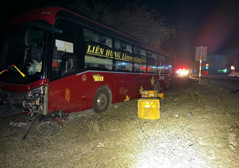 Xe khách va chạm xe máy rồi lao vô lề, người đi xe máy tử vong -0