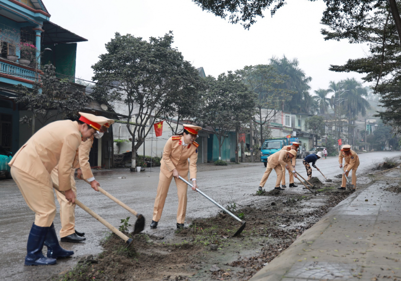 Gắn kết từ mô hình “Ngày cuối tuần cùng dân” ở xã Yên Bình, tỉnh Lào Cai -0
