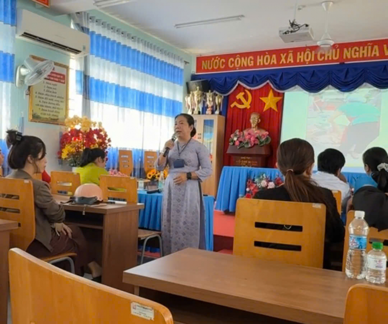 Phụ huynh bất an khi phát hiện thịt heo chuyển màu xanh đưa vào trường học -0