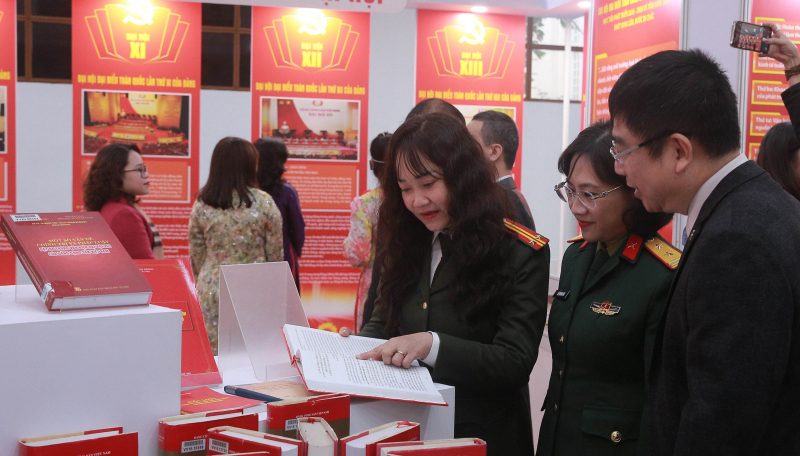 Triển lãm 800 tư liệu về Đảng Cộng sản Việt Nam qua các kỳ Đại hội -0