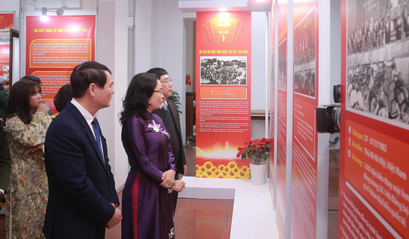 Triển lãm 800 tư liệu về Đảng Cộng sản Việt Nam qua các kỳ Đại hội -1