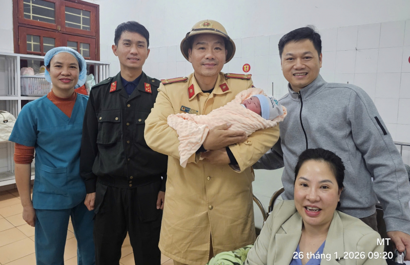 CSGT đưa sản phụ chuyển dạ trên cao tốc đi cấp cứu -0