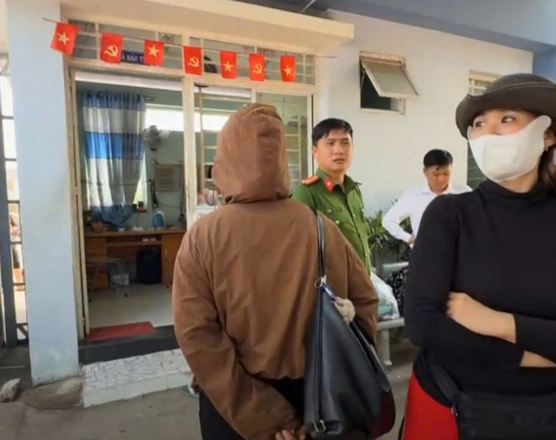 Phụ huynh bất an khi phát hiện thịt heo chuyển màu xanh đưa vào trường học -0