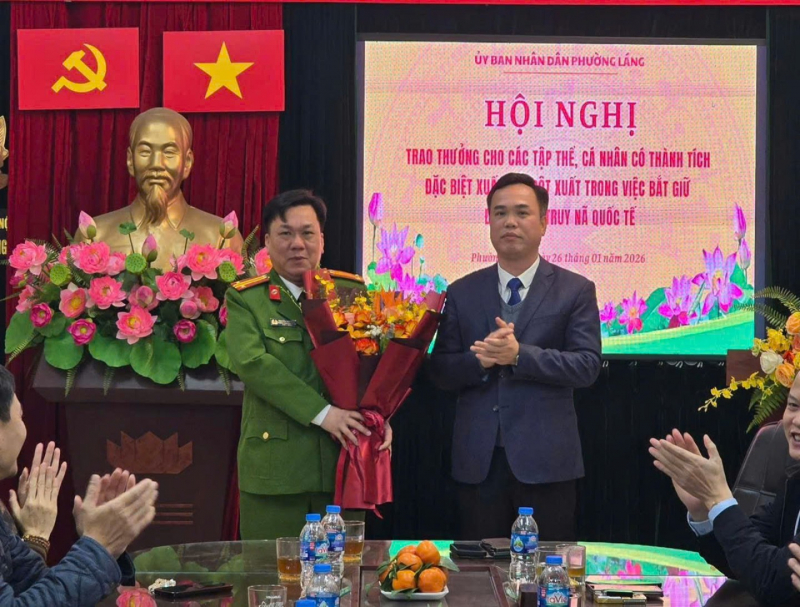 Khen thưởng Công an phường Láng bắt đối tượng truy nã quốc tế lừa đảo qua mạng -0