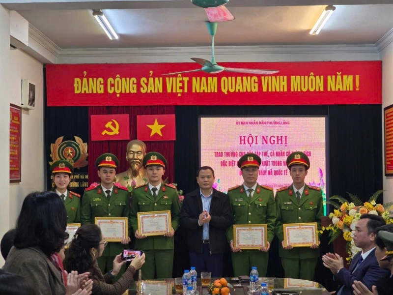 Khen thưởng Công an phường Láng bắt đối tượng truy nã quốc tế lừa đảo qua mạng -0