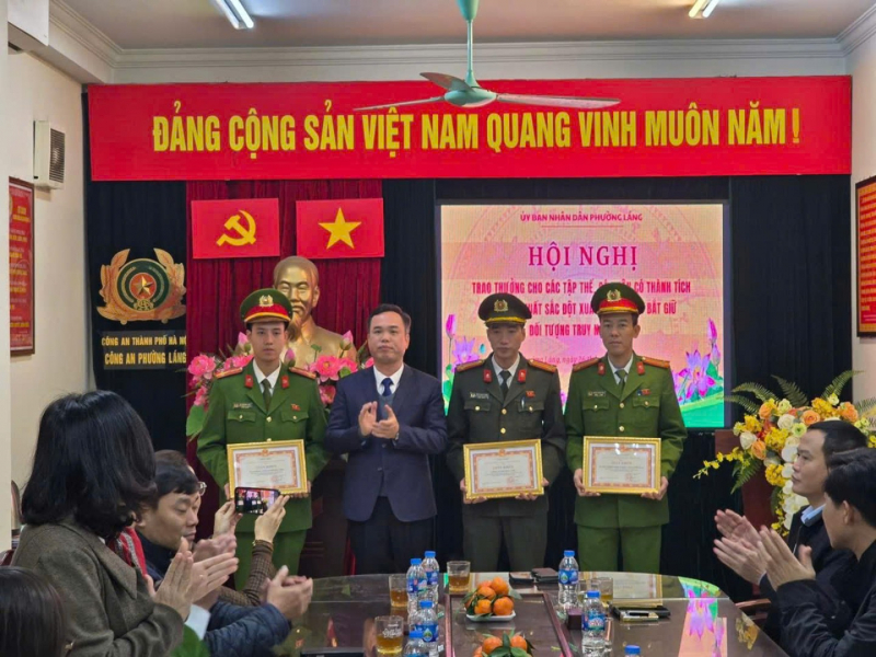 Khen thưởng Công an phường Láng bắt đối tượng truy nã quốc tế lừa đảo qua mạng -1