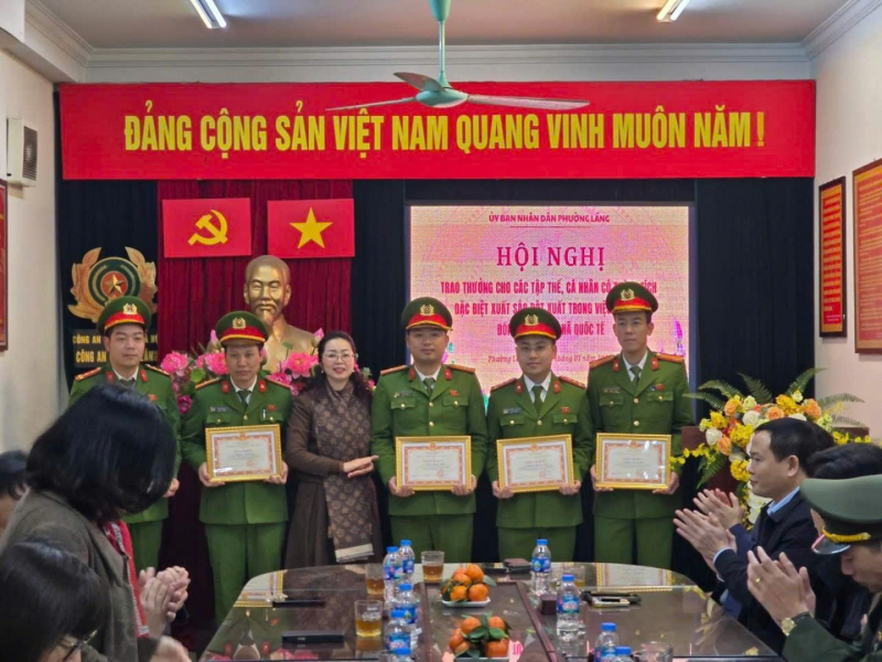 Khen thưởng Công an phường Láng bắt đối tượng truy nã quốc tế lừa đảo qua mạng -2