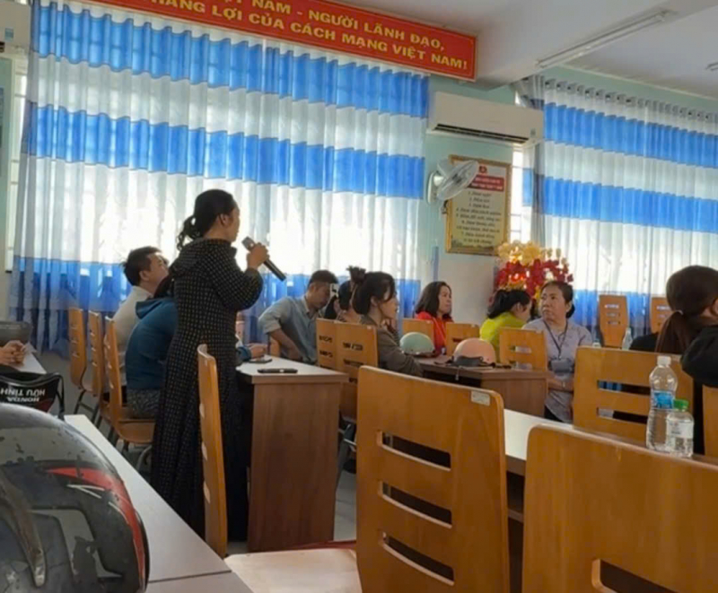 Phụ huynh bất an khi phát hiện thịt heo chuyển màu xanh đưa vào trường học -0