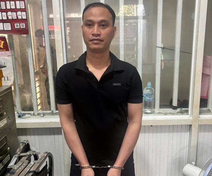 Công an phường bắt nóng đối tượng truy nã đặc biệt trong khách sạn -0